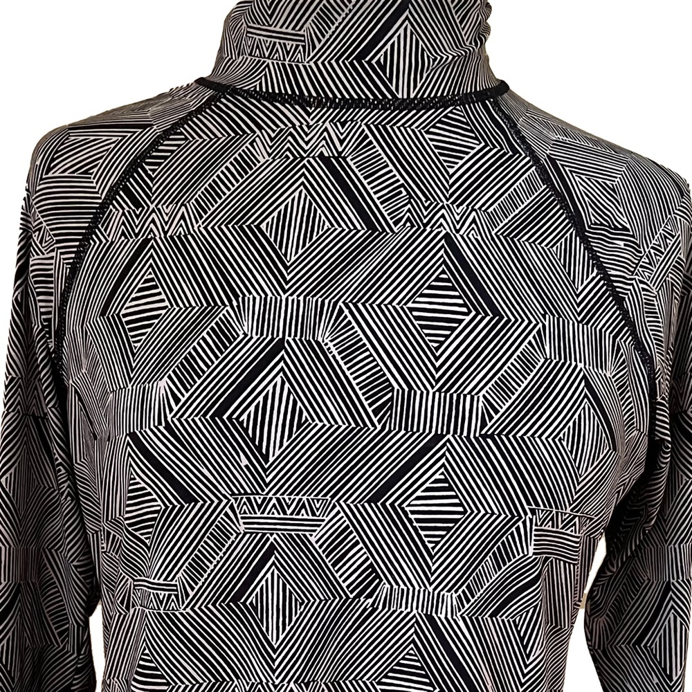 Geometric Pattern Rash guard and matching skirt - Picture 2 of 5